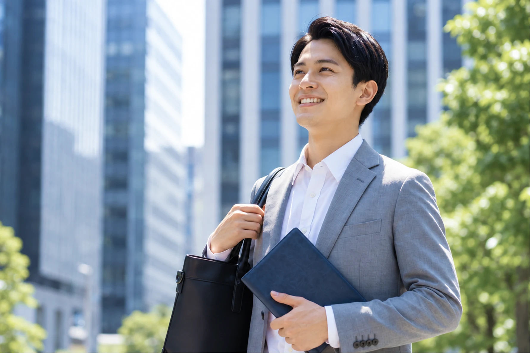 仕事の未来を見つめる男性