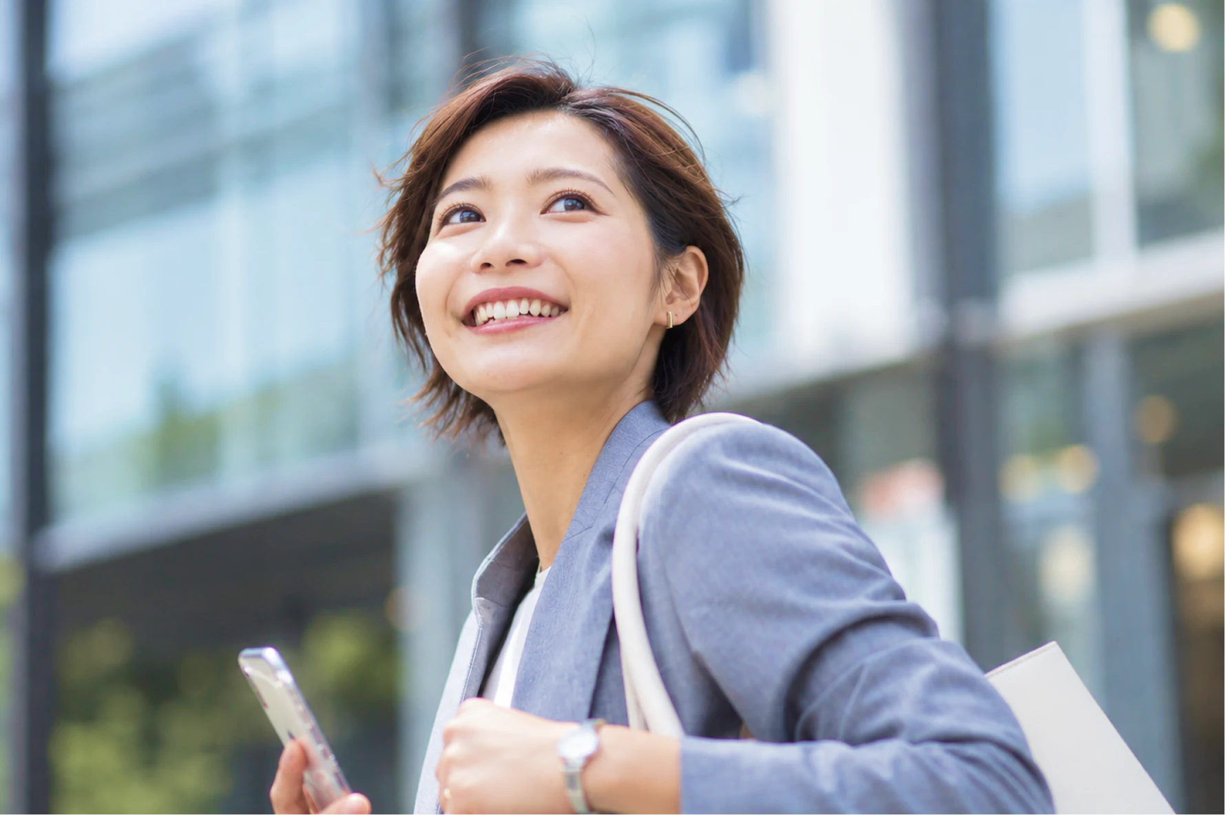 街で未来を見つめる女性