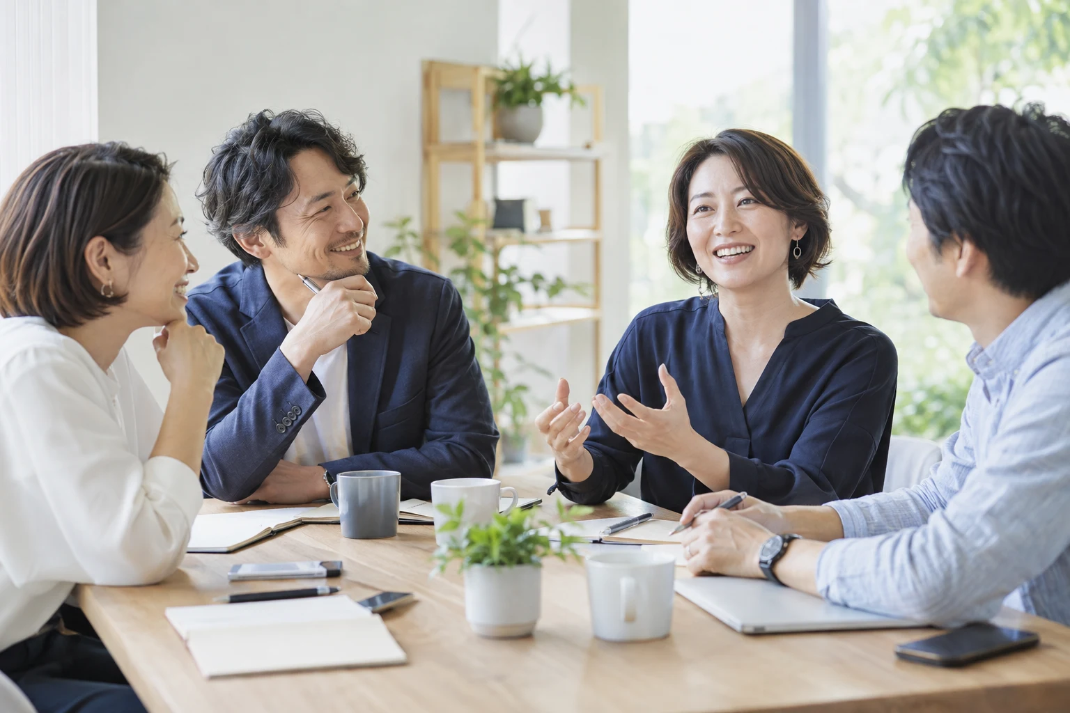 仲間と成果や気づきを分かち合う様子
